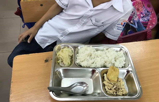Nhà trường nói gì về suất cơm 22.000 đồng bị phụ huynh chê ít?