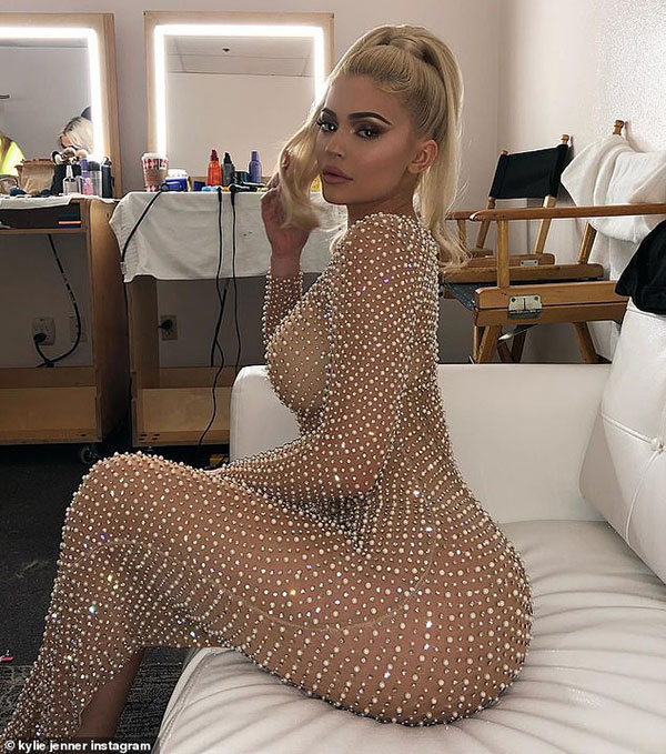 Không thua chị Kim, Kylie Jenner khoe siêu vòng 3 sexy hết cỡ với váy nude xuyên thấu