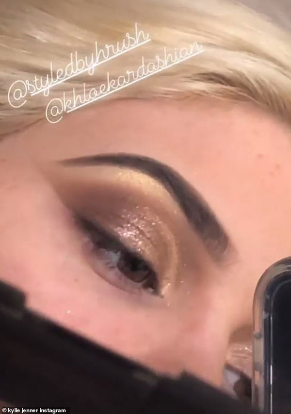 Không thua chị Kim, Kylie Jenner khoe siêu vòng 3 sexy hết cỡ với váy nude xuyên thấu