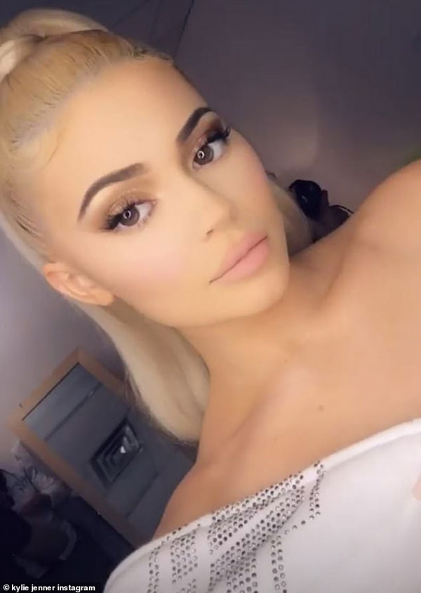 Không thua chị Kim, Kylie Jenner khoe siêu vòng 3 sexy hết cỡ với váy nude xuyên thấu
