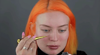 Nghịch dại tự xăm tàn nhang giả bằng mực henna, cô nàng này nhận quả đắng nhưng lại nổi như cồn trên Internet