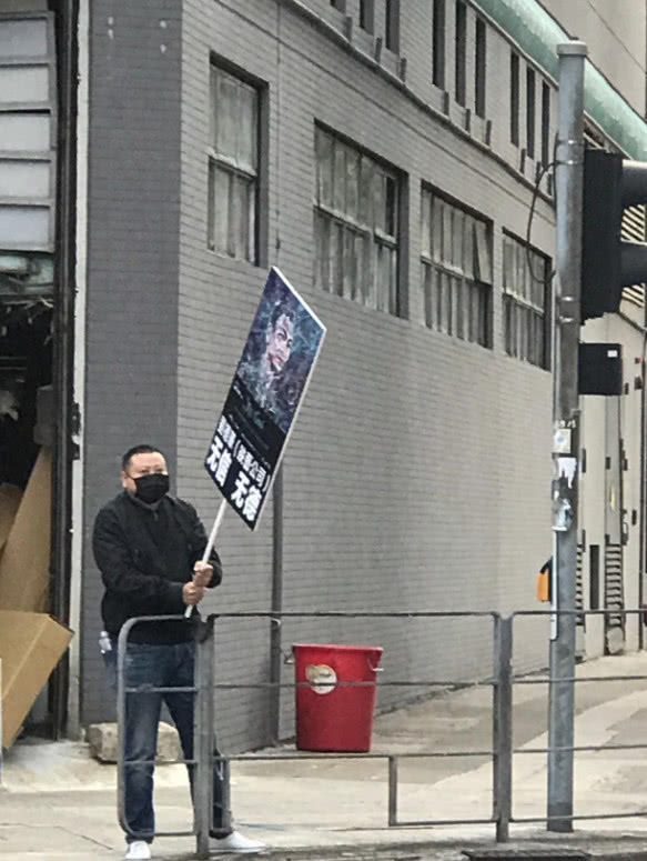 Tài tử 4 nghìn tỷ Lưu Đức Hoa bị người mang băng rôn tố lừa đảo