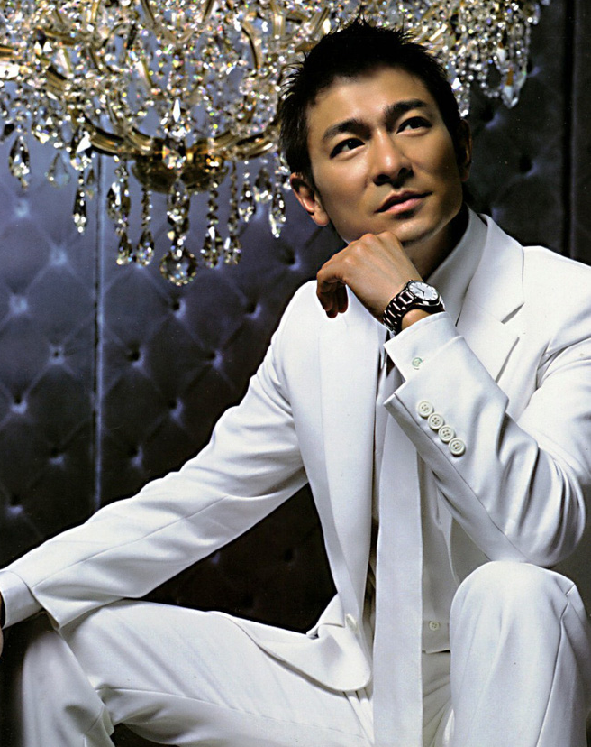 Tài tử 4 nghìn tỷ Lưu Đức Hoa bị người mang băng rôn tố lừa đảo