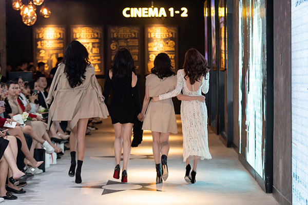 Ninh Dương Lan Ngọc rủ hội gái già sải bước catwalk, phá đảo show diễn của NTK Lâm Gia Khang