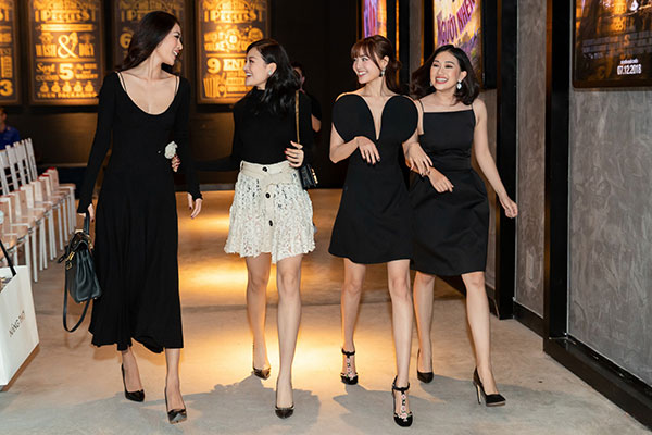 Ninh Dương Lan Ngọc rủ hội gái già sải bước catwalk, phá đảo show diễn của NTK Lâm Gia Khang