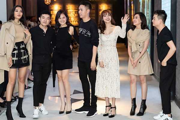 Ninh Dương Lan Ngọc rủ hội gái già sải bước catwalk, phá đảo show diễn của NTK Lâm Gia Khang