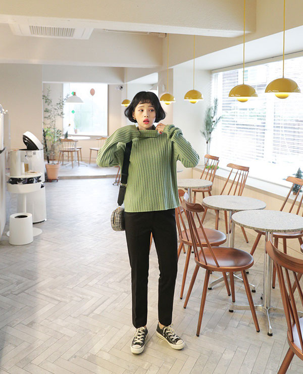 Giờ đi đâu cũng thấy áo len oversized, để diện item này không bị luộm thuộm bạn hãy bỏ túi 3 tips sau