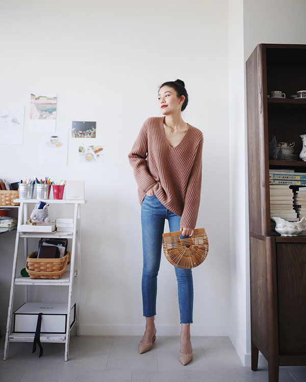 Giờ đi đâu cũng thấy áo len oversized, để diện item này không bị luộm thuộm bạn hãy bỏ túi 3 tips sau