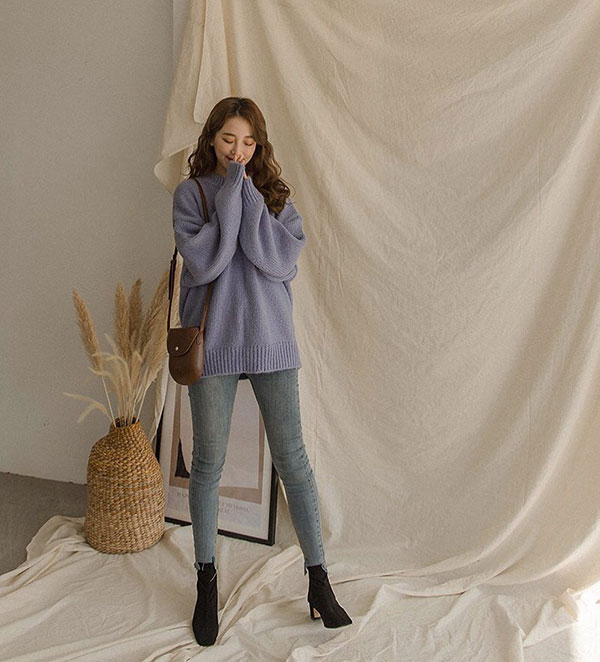 Giờ đi đâu cũng thấy áo len oversized, để diện item này không bị luộm thuộm bạn hãy bỏ túi 3 tips sau