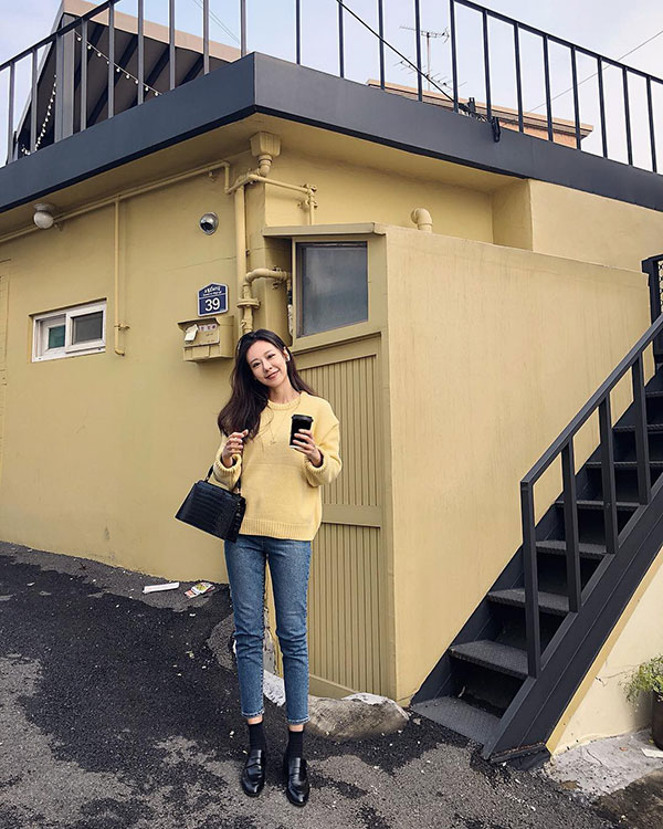 Giờ đi đâu cũng thấy áo len oversized, để diện item này không bị luộm thuộm bạn hãy bỏ túi 3 tips sau