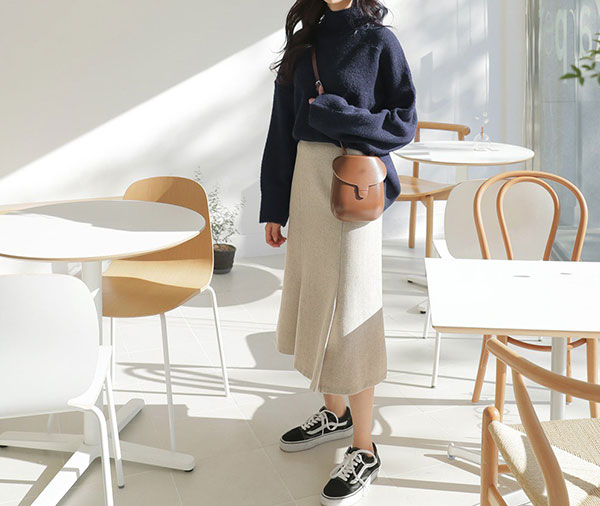 Giờ đi đâu cũng thấy áo len oversized, để diện item này không bị luộm thuộm bạn hãy bỏ túi 3 tips sau