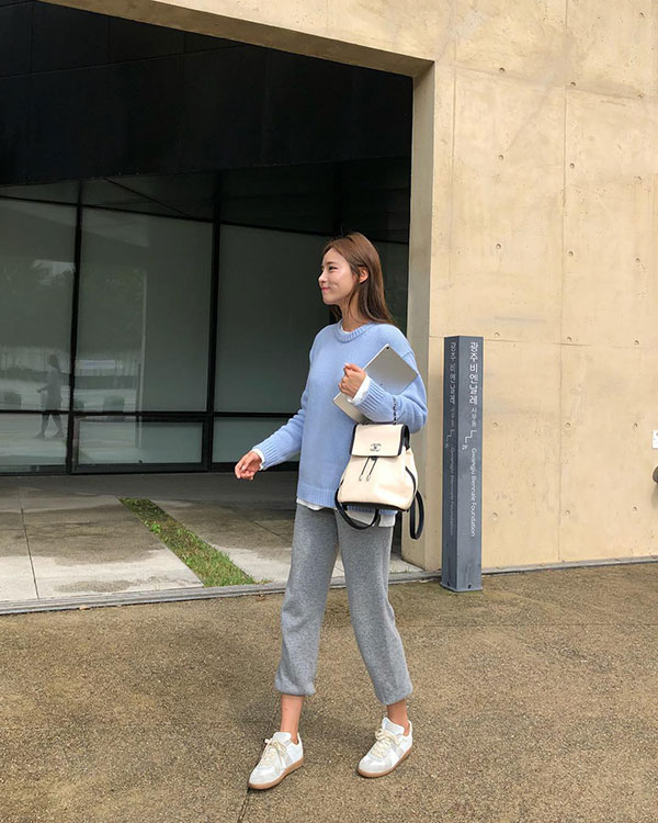 Giờ đi đâu cũng thấy áo len oversized, để diện item này không bị luộm thuộm bạn hãy bỏ túi 3 tips sau