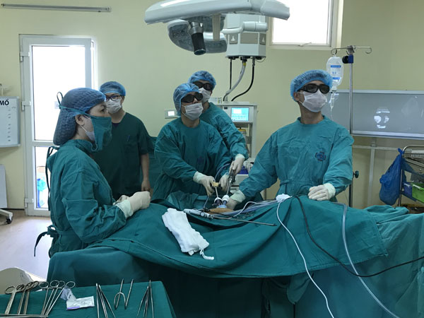 Bác sĩ một tay bịt lỗ thủng tim bệnh nhân, một tay khâu vết thương