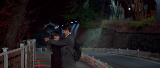 Sau bao ngày chờ đợi, cuối cùng Song Hye Kyo và phi công trẻ Park Bo Gum cũng nắm tay rồi!