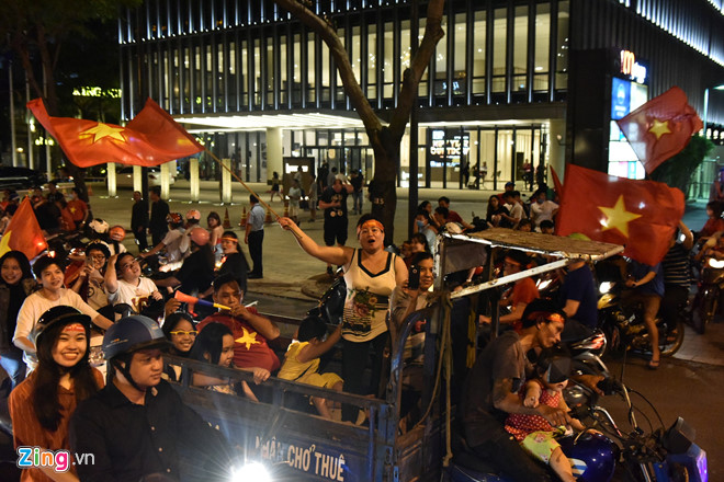 Triệu người xuống đường mừng tuyển Việt Nam vô địch AFF Cup 2018