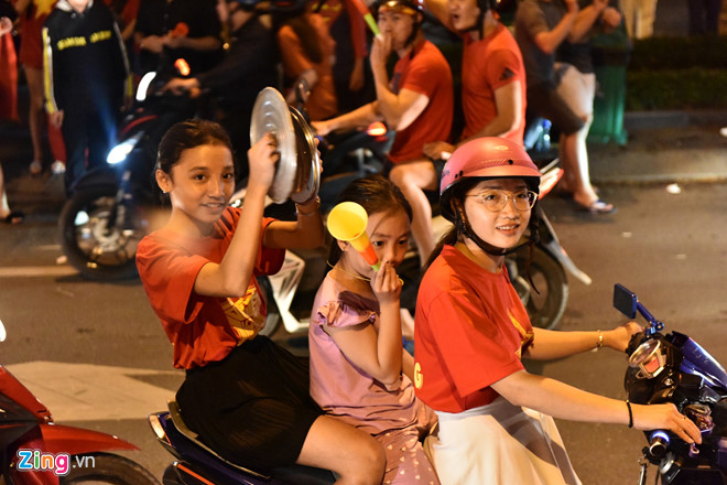 Triệu người xuống đường mừng tuyển Việt Nam vô địch AFF Cup 2018