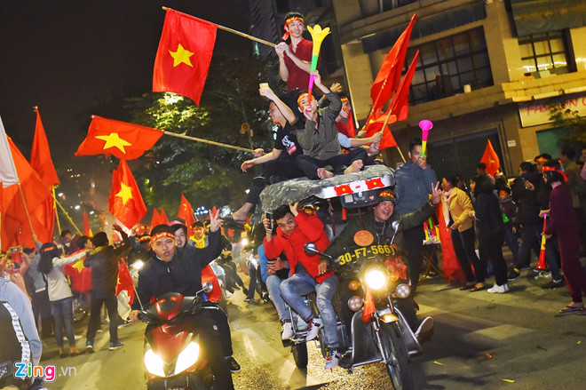 Triệu người xuống đường mừng tuyển Việt Nam vô địch AFF Cup 2018