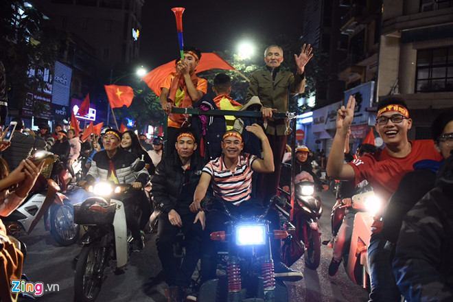 Triệu người xuống đường mừng tuyển Việt Nam vô địch AFF Cup 2018