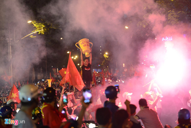 Triệu người xuống đường mừng tuyển Việt Nam vô địch AFF Cup 2018