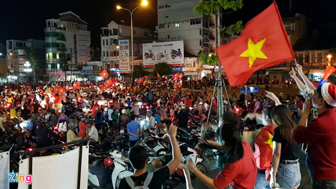Triệu người xuống đường mừng tuyển Việt Nam vô địch AFF Cup 2018