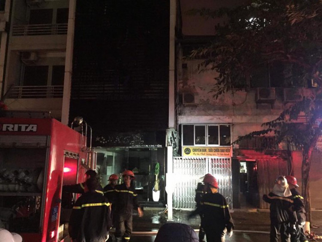 Quán karaoke ở Hà Nội cháy lớn trong đêm, nhiều người hốt hoảng tháo chạy