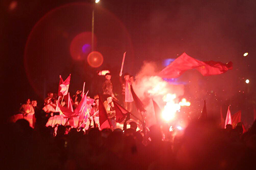 Ba cổ động viên đốt pháo sáng trước sân Mỹ Đình bị xử phạt