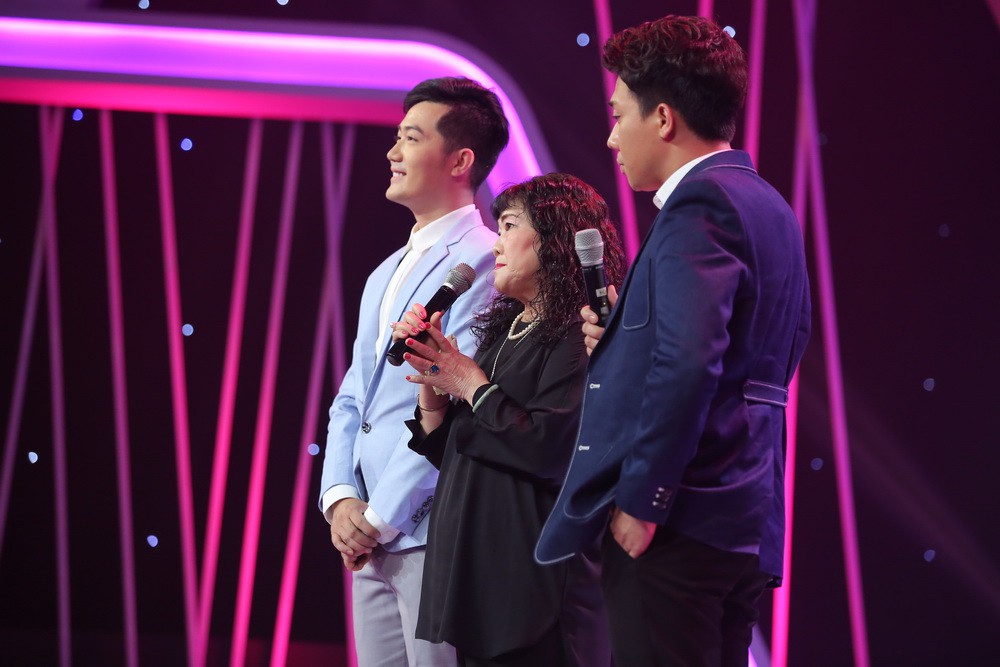 Trấn Thành, Hương Giang rơi nước mắt khi nghe câu chuyện người mẹ một mình nuôi dạy con trai Giới tính thứ 3 thành tài