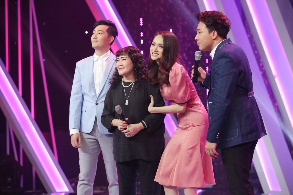 Trấn Thành, Hương Giang rơi nước mắt khi nghe câu chuyện người mẹ một mình nuôi dạy con trai Giới tính thứ 3 thành tài