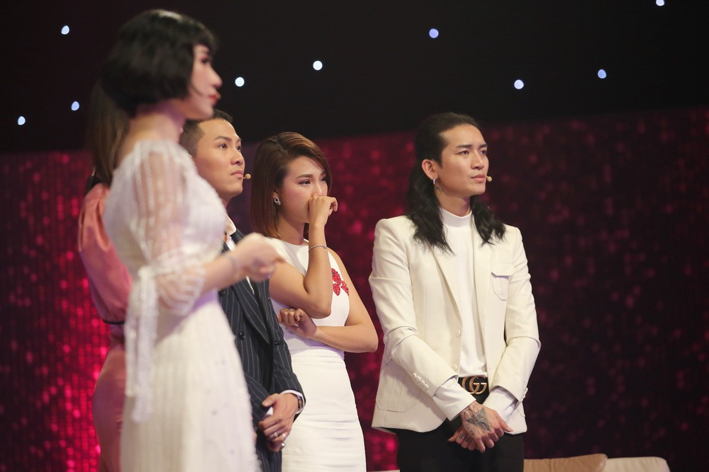 Trấn Thành, Hương Giang rơi nước mắt khi nghe câu chuyện người mẹ một mình nuôi dạy con trai Giới tính thứ 3 thành tài