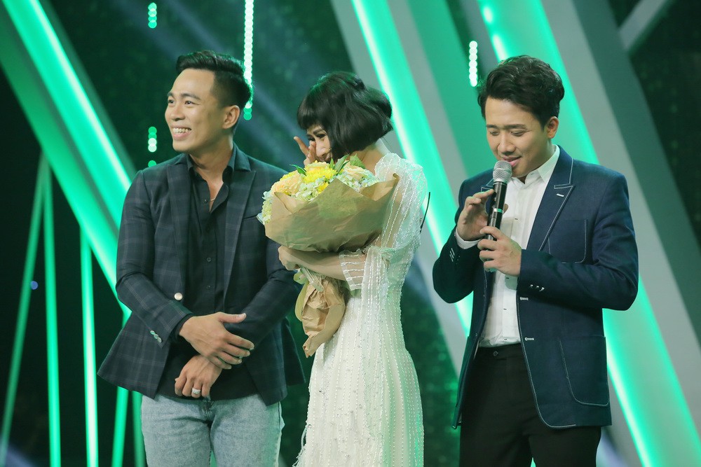 Trấn Thành, Hương Giang rơi nước mắt khi nghe câu chuyện người mẹ một mình nuôi dạy con trai Giới tính thứ 3 thành tài