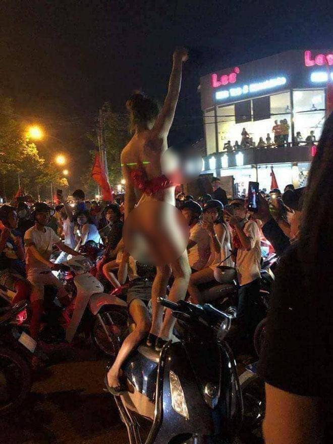 Nóng trong người vì những màn hotgirl lột đồ đi bão ăn mừng đầy phản cảm