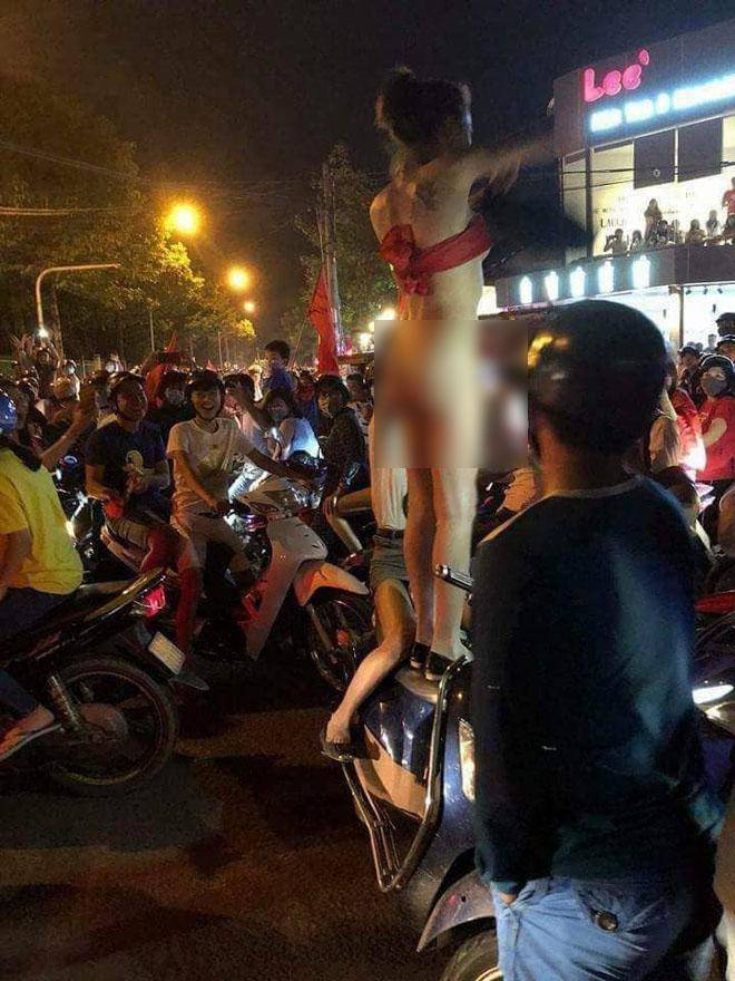 Nóng trong người vì những màn hotgirl lột đồ đi bão ăn mừng đầy phản cảm