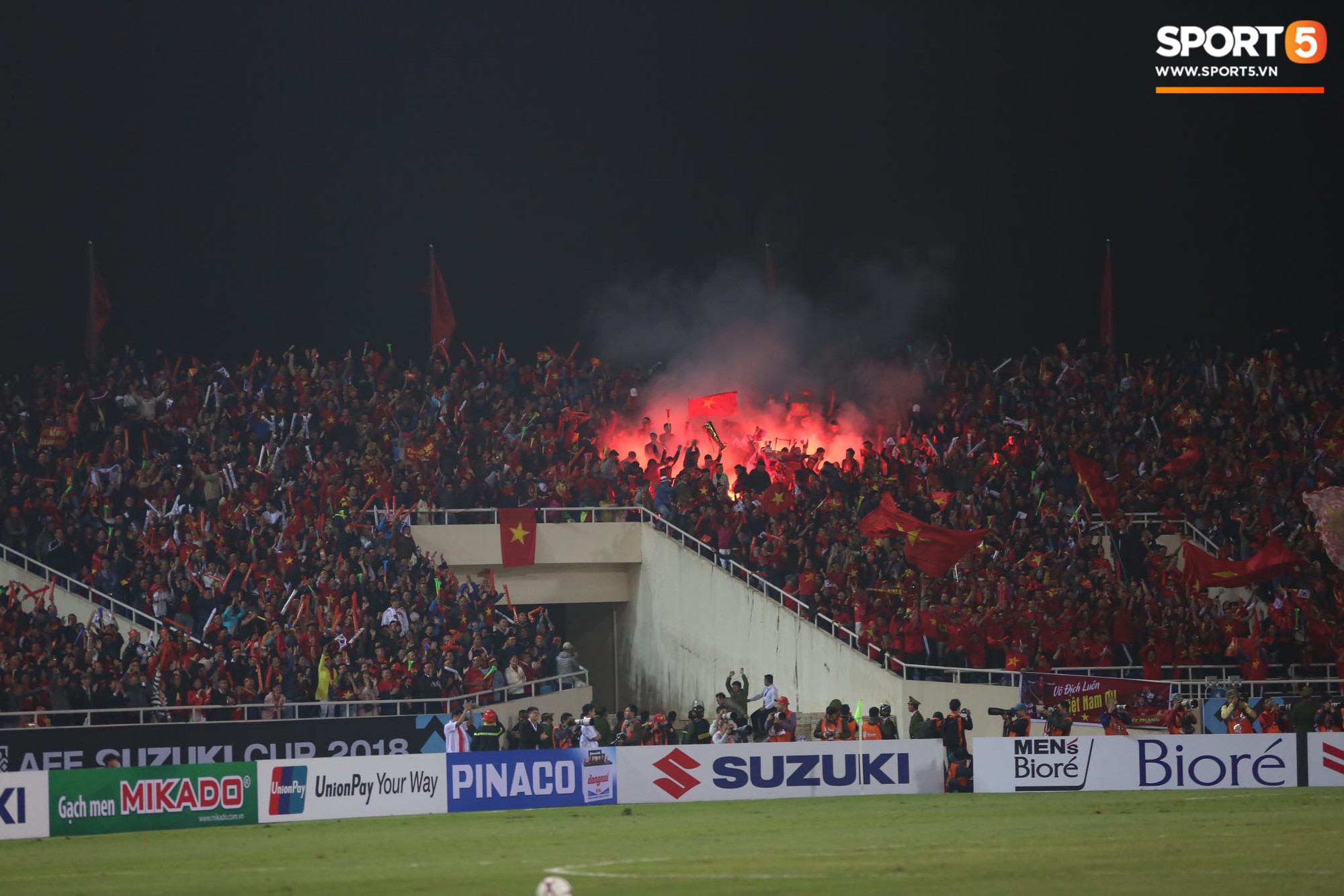 Pháo sáng lại cháy trên khán đài Mỹ Đình, LĐBĐ Việt Nam đối diện nguy cơ bị phạt