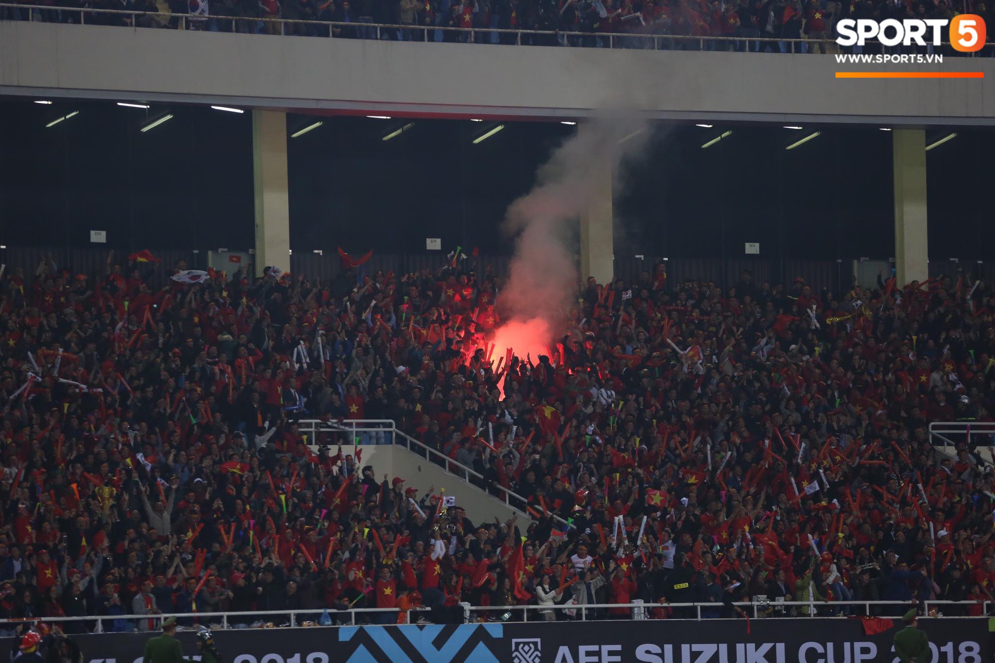 Pháo sáng lại cháy trên khán đài Mỹ Đình, LĐBĐ Việt Nam đối diện nguy cơ bị phạt