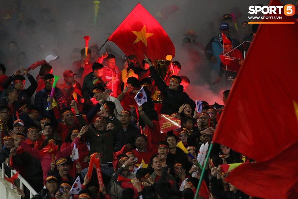 Pháo sáng lại cháy trên khán đài Mỹ Đình, LĐBĐ Việt Nam đối diện nguy cơ bị phạt