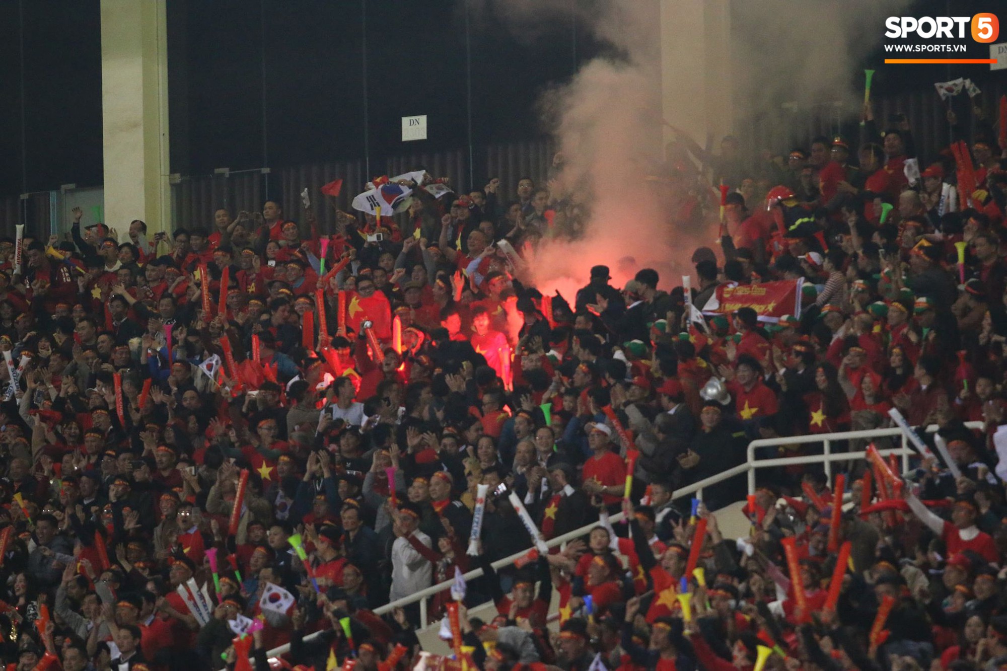 Pháo sáng lại cháy trên khán đài Mỹ Đình, LĐBĐ Việt Nam đối diện nguy cơ bị phạt