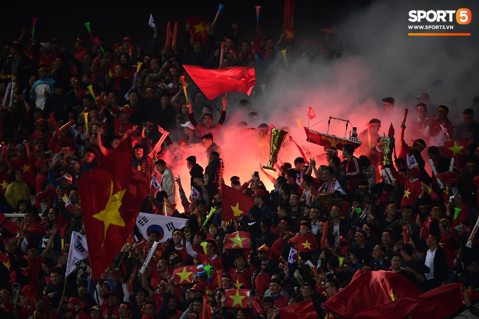 Pháo sáng lại cháy trên khán đài Mỹ Đình, LĐBĐ Việt Nam đối diện nguy cơ bị phạt