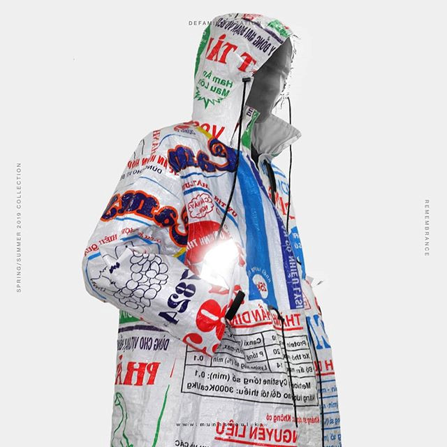 Rapper Hàn diện áo khoác in hình bao bì cám con cò Việt Nam