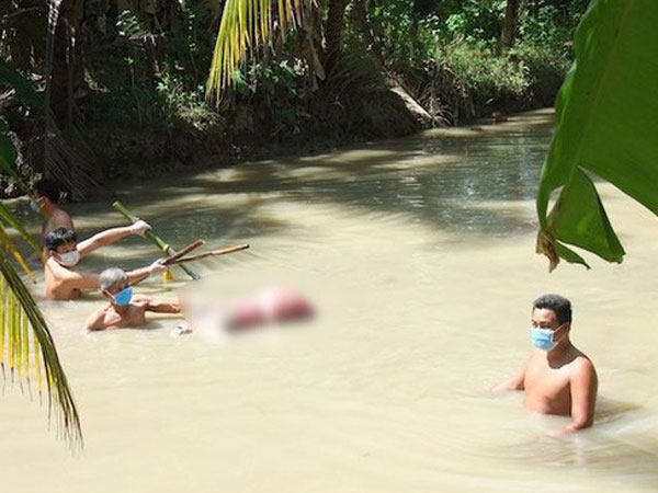 Người chồng dìm chết vợ dưới mương nước bởi 5 thanh tre đã tự tử