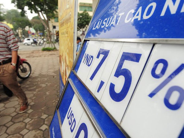 Lãi suất tăng dồn dập: Nỗi lo lớn dần, nguy cơ khó tránh