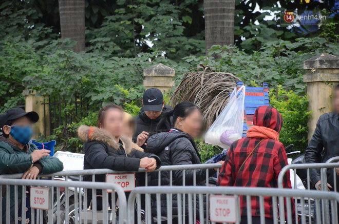 Clip: Cận cảnh những pha chặt chém của dân phe vé trước mặt công an, giá vé chợ đen trận Việt Nam-Malaysia lên 18 triệu đồng/cặp