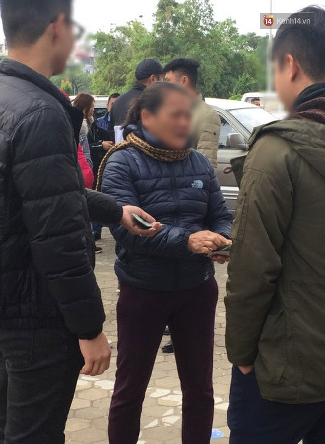 Clip: Cận cảnh những pha chặt chém của dân phe vé trước mặt công an, giá vé chợ đen trận Việt Nam-Malaysia lên 18 triệu đồng/cặp