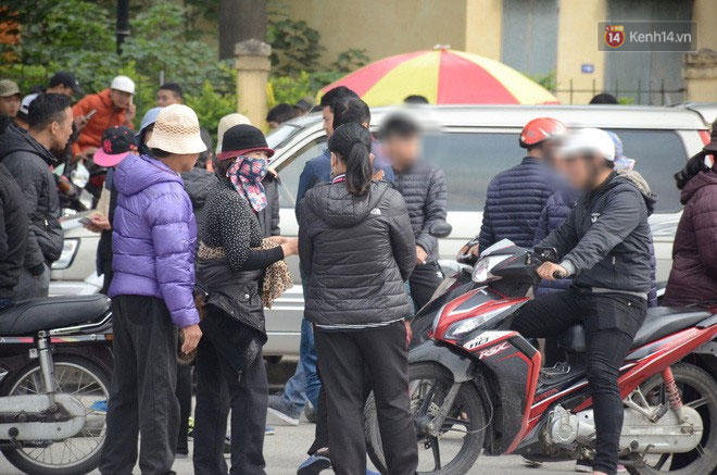 Clip: Cận cảnh những pha chặt chém của dân phe vé trước mặt công an, giá vé chợ đen trận Việt Nam-Malaysia lên 18 triệu đồng/cặp