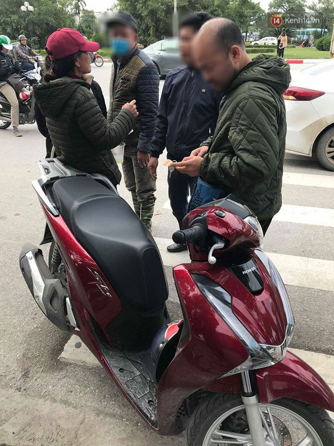 Clip: Cận cảnh những pha chặt chém của dân phe vé trước mặt công an, giá vé chợ đen trận Việt Nam-Malaysia lên 18 triệu đồng/cặp