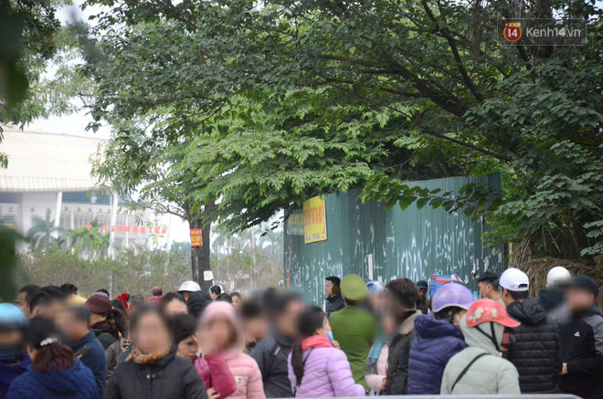 Clip: Cận cảnh những pha chặt chém của dân phe vé trước mặt công an, giá vé chợ đen trận Việt Nam-Malaysia lên 18 triệu đồng/cặp