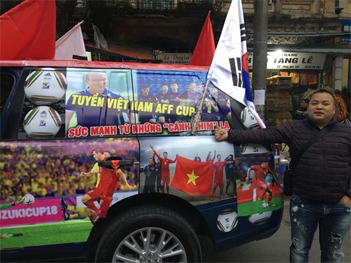 Fan bóng đá rủ nhau thuê xe bán tải đi bão