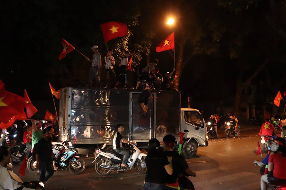 Fan bóng đá rủ nhau thuê xe bán tải đi bão