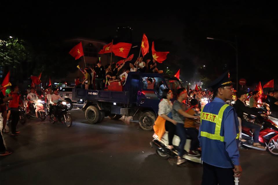 Fan bóng đá rủ nhau thuê xe bán tải đi bão