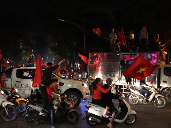 Fan bóng đá rủ nhau thuê xe bán tải đi bão