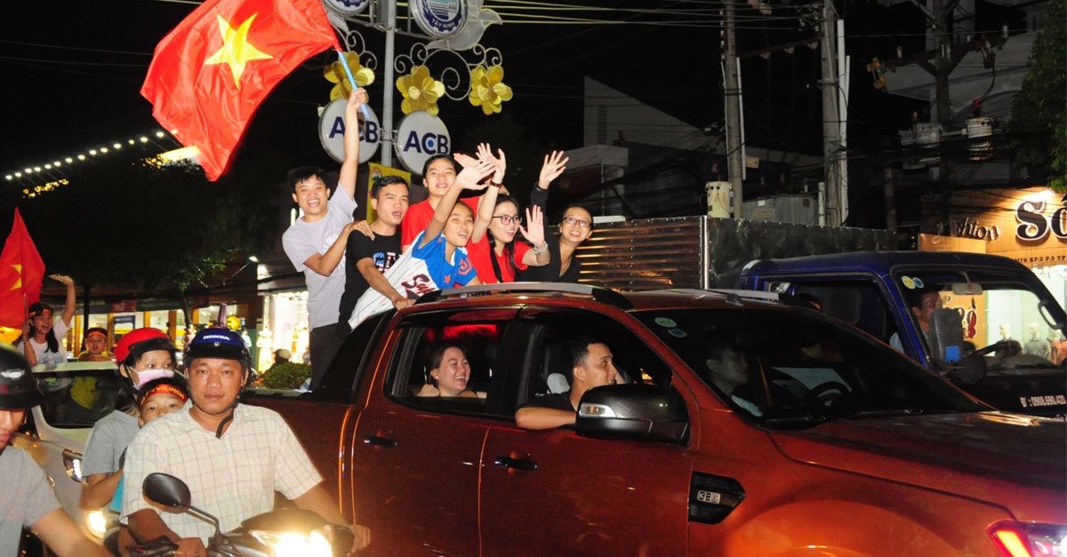 Fan bóng đá rủ nhau thuê xe bán tải đi bão